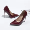 Escarpins à talons aiguilles bordeaux élégants avec bout pointu en cuir verni brillant. - Bordeaux