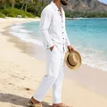 Conjunto de lino para hombre con camisa y pantalón en un entorno de playa tropical - Blanco