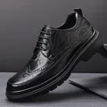Hochwertiger schwarzer Brogue-Derby-Schuh aus Leder mit eleganten Lochverzierungen - Schwarz Vier Jahreszeiten