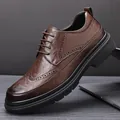 Hochwertige braune Brogue-Derby-Schuhe für Herren mit klassischer Flügelkappe - Braun