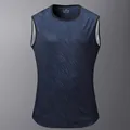 Detailansicht eines schnelltrocknenden Herren-Sportoberteils mit dunkelblauem Zebradruck - XS / Oberteile / Dunkelblau