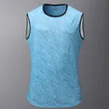 Detailansicht eines schnelltrocknenden Sport-Tanktops für Herren mit blauem Zebramuster - XS / Oberteile / Hellblau