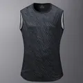 Detailansicht eines schnelltrocknenden Sport-Tanktops für Herren mit Tigerstreifen-Muster - XS / Oberteile / Dunkelgrau