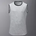 Detailansicht eines ärmellosen Herren-Tanktops mit schnelltrocknendem Stoff und Tigerprint - XS / Oberteile / Hellgrau