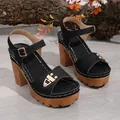 Elegante schwarze Plateau-Sandalen für Damen mit klobigem Blockabsatz in Holzoptik - Schwarz