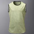 Detail des schnell trocknenden Herren Sport-Tanktops mit grünem Zebradruck und schwarzem Saum - XS / Oberteile / Khaki