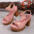 Rosa Plateau-Sandalen mit Blockabsatz, Ausschnitt-Detail und Metallschnalle für Damen - Rosa