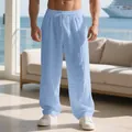 Pantalon de détente ample en lin bleu clair pour homme dans un cadre ensoleillé de plage - Bleu ciel