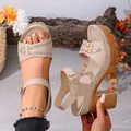 Elegante beige Plateausandalen mit lasergeschnittenen Mustern und hohem Blockabsatz. - Aprikose