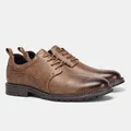 Dettaglio laterale di scarpe stringate da uomo in pelle marrone con finitura cerata e stile - 39 / Marrone Scuro (KD821)