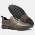 Vista in primo piano di scarpe da uomo in pelle marrone con suole in gomma antiscivolo - 39 / Marrone Scuro (KD827)