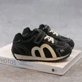 Scarpe sportive per bambini nere traspiranti con elegante motivo M e chiusura a velcro - 37 / Nero Castagna