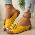 Primer plano de sandalias con cuña amarillas con flor decorativa y costuras blancas - 36 / Amarillo