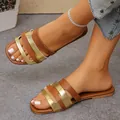 Detailansicht der Damen-Flachsandalen mit braunen und goldenen Metallriemen - 36 / Gold