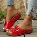 Elegantes sandalias de cuña rojas para mujer con decoración floral en 3D y suela cómoda - Rojo