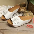 Sandalias de cuña blancas para mujer con flor grande y tacón de 4,5 cm de altura - 36 / Blanco