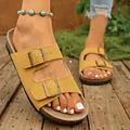 Primo piano di sandali platform gialli da donna con doppie fibbie su pedana in legno. - 35 / Giallo