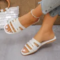Detailansicht weißer minimalistischer flacher Sandalen mit mehreren Riemen für Damen. - 36 / Weiß