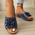 Sandalias con cuña azul marino con flor decorativa y punta abierta para el verano - Azul