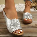 Sandalias de cuña plateadas con una flor decorativa grande y detalles cortados con láser - Plateado
