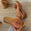 Elegantes sandalias de cuña marrones para mujer con un gran aplique floral decorativo - Marrón Oscuro