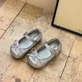 Détail de chaussures Mary Jane argentées pour filles avec nœud et design en maille - Argent