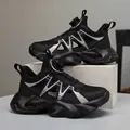 Chaussures de sport noires en maille respirante pour garçons avec boucle rotative. - Noir