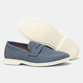 Dettaglio mocassini da uomo in pelle scamosciata blu con suola in gomma bianca - 40 / Blu (KD504)