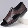Heren bruine sandalen met krokodillenprint, zachte antislipzool voor de zomer, open teen - Roodbruin
