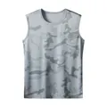 Herren schnelltrocknendes Camouflage-Muskelshirt in Grau aus atmungsaktivem Funktionsgewebe - S / Oberteile / Hellgrau