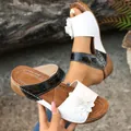 Keilsandaletten für Damen mit weißem Blumendetail und schwarzem Krokodillederband - 38 / Schwarz Weiß