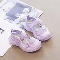 Vista detallada de las sandalias de malla moradas para niñas con lazos de perlas - Púrpura