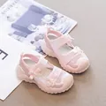 Detalle de la tela de malla transpirable rosa y lazos de perlas en sandalias de niña. - Rosa