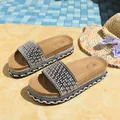 Elegantes sandalias beige para mujer con plataforma, perlas y pedrería en la piscina - Negro