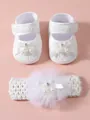 Detailansicht eleganter weißer Babyschuhe aus Spitze mit passendem Blumenstirnband-Set - Weiß