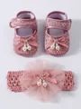 Detailansicht der rosa Baby-Spitzenschuhe und des Stirnbands mit Perlen und Tüll - Altrosa