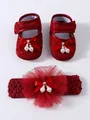 Detailaufnahme von roten Baby-Spitzenschuhen und passendem Stirnband mit Perlen - Burgunderrot