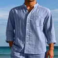 Conjunto de camisa y pantalón corto de lino a rayas azules para hombre en modelo en playa - Azul cielo