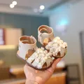 Elegantes sandalias beige para niñas pequeñas con pétalos de flores 3D y suela suave - Beige