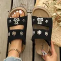 Sandalias negras de suela gruesa para mujer decoradas con lindos dijes de oso y flores. - 36 / Negro