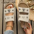 Sandalias con plataforma beige para mujer con elegantes dijes de flores y ositos - 36 / Blanco Roto