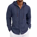 Detailansicht eines Herren-Leinenhemdes in Navy-Blau mit Kapuze und Kordelzug-Akzent. - Marineblau