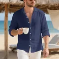 Camicia da uomo in lino blu scuro, vestibilità comoda, in un ambiente da spiaggia - Taglia S / Top / Blu navy