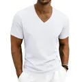 Détail d'un t-shirt blanc classique pour homme avec col en V et une coupe ajustée - S / Hauts / Blanc