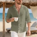 Detalle de una camisa de lino verde oliva para hombre con mangas largas en playa - S / Tops / Verde Militar