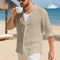 Uomo con camicia di lino beige che beve caffè in una splendida cornice di spiaggia tropicale. - Khaki chiaro