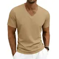 Vue détaillée d'un t-shirt pour homme kaki avec col en V porté par un mannequin. - Khaki