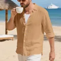 Dettaglio di una camicia in lino kaki casual indossata da un modello su una spiaggia soleggiata - Giallo ocra