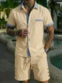 Detailansicht eines beigen Herren-Resort-Sets mit modischen blau gestreiften Details. - Khaki