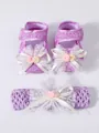 Detailansicht der lila Baby-Spitzenschuhe und des Stirnbands mit weißen Schleifen - Lila
